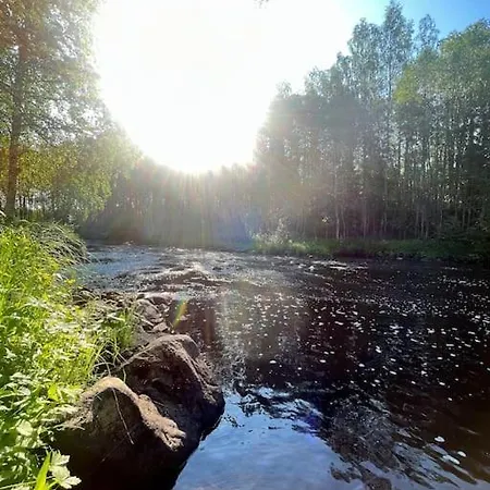 Moekki Luonnon Keskellae.